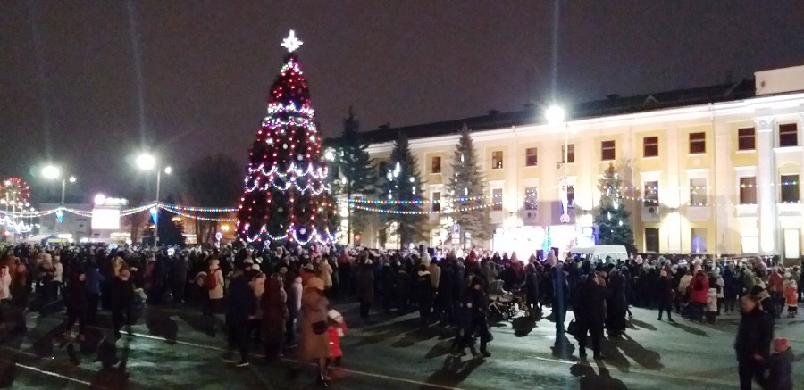 елка советск площадь. курсавка елка. барановичи. елка в барановичах. новогодняя елка с огоньками.