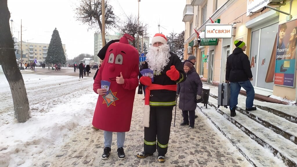 Дед Мороз спасатель на открытии елки Барановичи МЧС