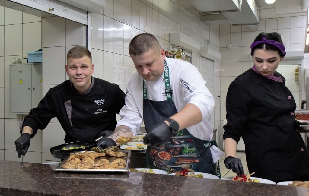 Рестораны барановичи. Шеф повар ресторана итальянец. Том повар. Барановичи кафе. Повар который готовит большие блюда и улыбается.