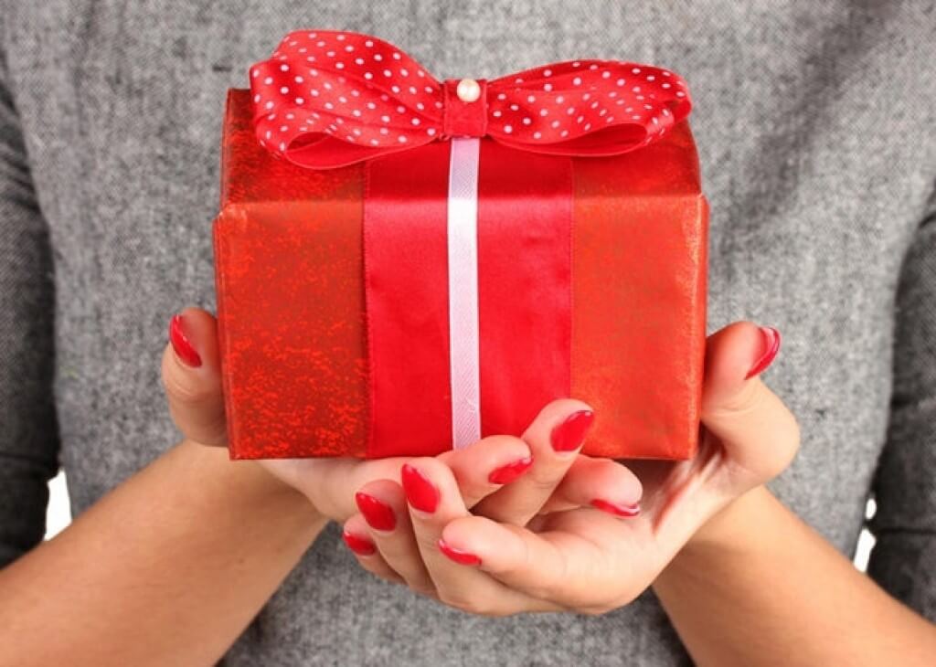 Как будет подарить. Подарок на новый год. Как креативно подарить деньги на свадьбу. Подарок в руках. Дарение подарков.